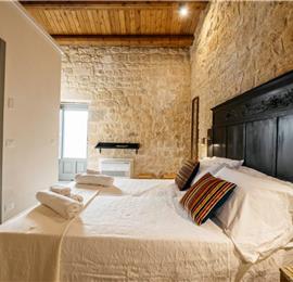  6 bedroom villa with heated pool in Modica, sleeps 18